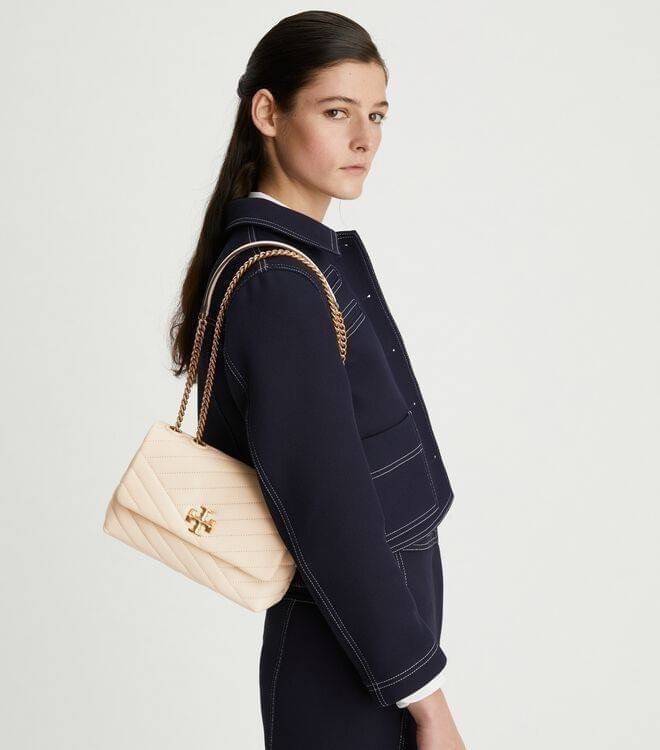 TORY BURCH KIRA CHEVRON CONVERTIBLE SHOULDER BAG (SMALL / MEDIUM) กระเป๋าสะพายรุ่นยอดฮิต ไซส์คลาสสิค ที่ใช้ยังไงก็ดูหรู ดีไซน์เฉพาะตัว วัสดุหนังแกะ สัมผัสนิ่ม เปิด-ปิดด้วยกระดุมแม่เหล็ก ภายในเป็นช่องโล่ง ใส่กระเป๋าสตางค์ มือถือ เครื่องสำอางค์ พาวเวอร์แบงค