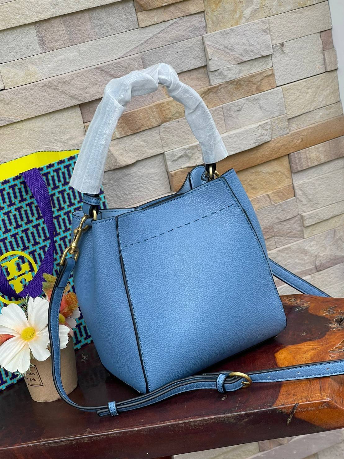 TORY BURCH McGraw Small Bucket Bag ดีไซน์ทรงตะกร้าแสนน่ารัก ดีเทลสะดุดตา รูปทรงจดจำง่าย สาว ๆ คนไหนที่เบื่อกระเป๋าถือทรงเดิม ๆ ลองมาดู Collection นี้กันดีกว่าค่ะ