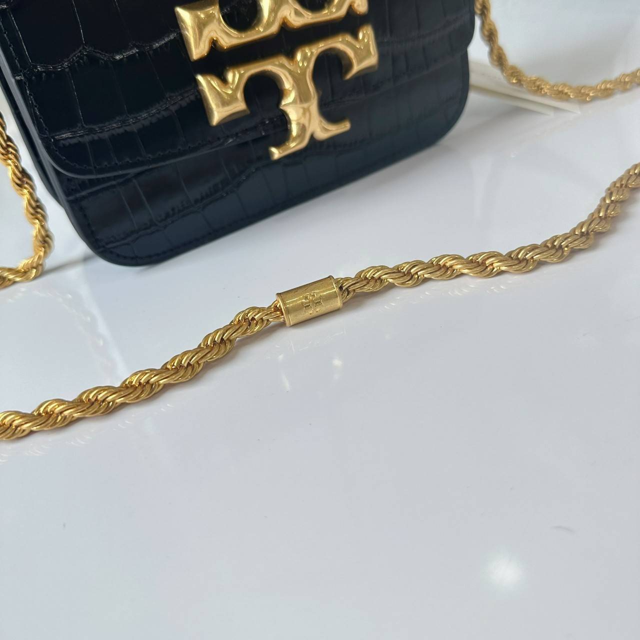 6 สี Tory Burch Croc Eleanor Small Bag / TORY BURCH ELEANOR CROC EMBOSSED LEATHER กระเป๋าสะพายหนังพิมพ์ลายจระเข้ ดีไซน์หรูหรา โด่นเด่นด้วยโลโก้แบรนด์อะไหล่ด้านหน้า และสายสะพายโลหะสีทอง