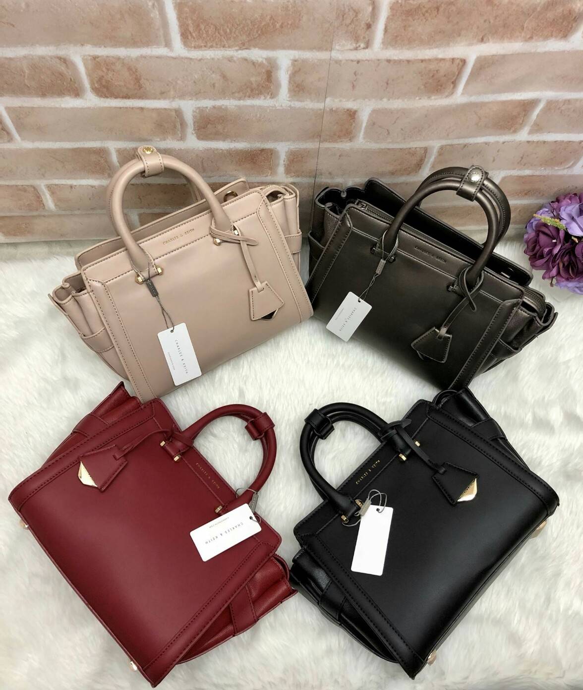 CHARLES & KEITH TRAPEZE BAG (หนังเรียบ) กระเป๋าถือหรือสะพายรุ่นยอดนิยมดีไซน์สวยหรู - วัสดุหนังลายคาร์เวียร์ สวยอยู่ทรง - ด้านข้างเเต่งช่องตัดดูมีดีเทล - ด้านหน้าสกรีนโลโก้ ด้านหลังมีช่องซิป - เปิดปิดด้วยซิปหัวซิปปั๊มโลโก้ หูจับเเข็งแรง พับลงได้