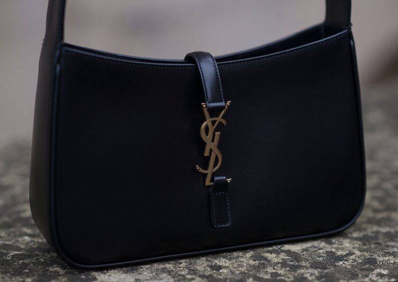 YSL LE 5 À 7 HOBO BAG IN SMOOTH LEATHER / Yves Saint laurent hobo bag กระเป๋าสะพายไหล่ ดีเทลหรู สวยครบทุกมุม ตอบโจทย์สาวๆทุกไลฟ์สไตล์ เพราะใช้งานได้ง่ายและสะดวก วัสดุหนังแท้ สัมผัสดีงาม น้ำหนักเบา ดูแพงที่สุด โดดเด่นด้วยโลโก้ สามารถเกี่ยวคล้องเพื่อล็อคปิด