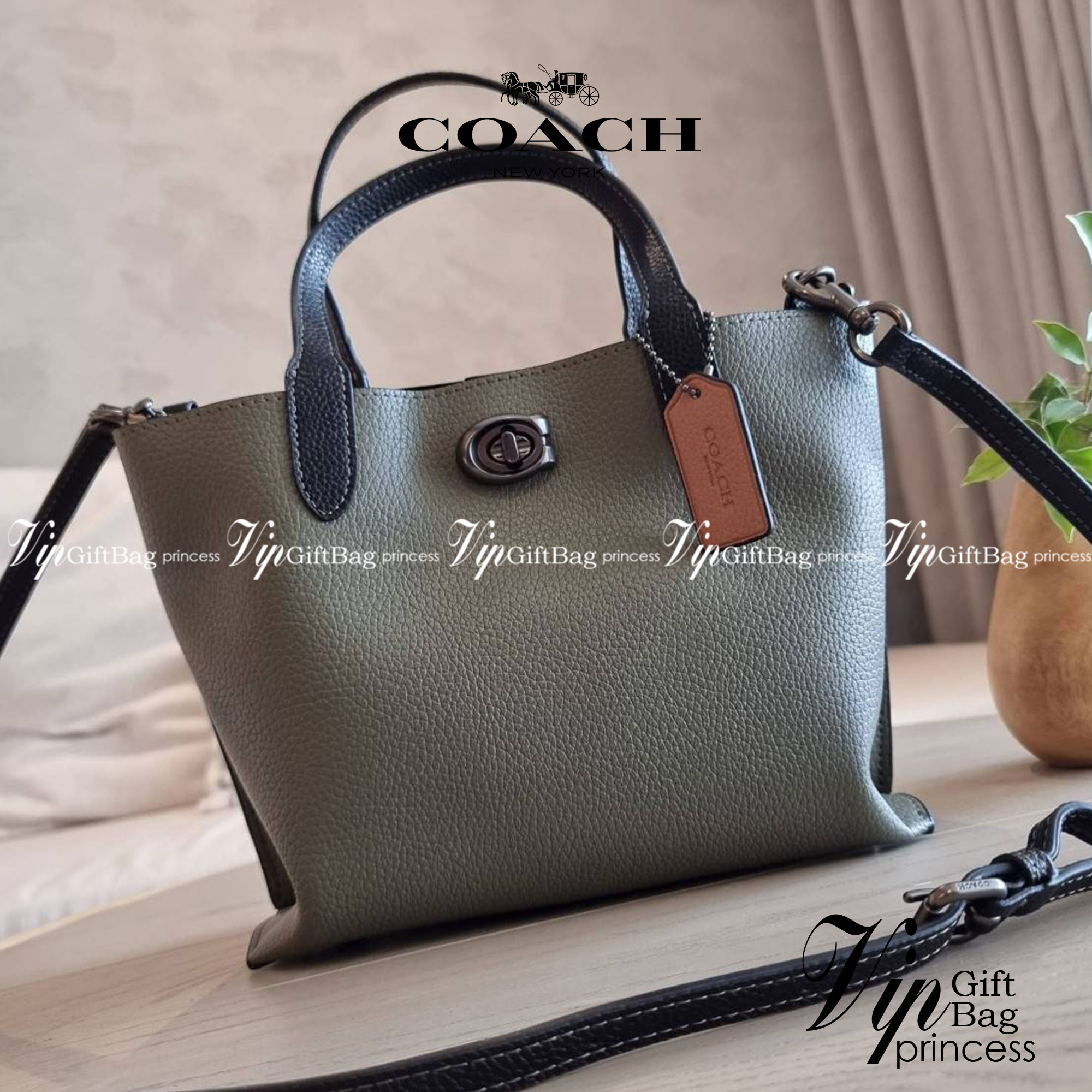 COACH C8561 C8869 WILLOW TOTE 24 IN COLOR BLOCK น้องสาวลุคลูกคุณมาแล้วจ้า กระเป๋าถือ/สะพาย ดีไซน์คัลเลอร์บล็อค ลงตัว เรียบหรู ใบจริงคือผู้ดี๊ผู้ดี ใช่ได้ทุกๆโอกาส วัสดุหนัง pepble อยู่ทรง เปิดปิดด้วยตัวบิดล็อค และอีกฝั่งเป็นกระดุมแม่เหล็ก ภายในโล่งกว้าง ใ