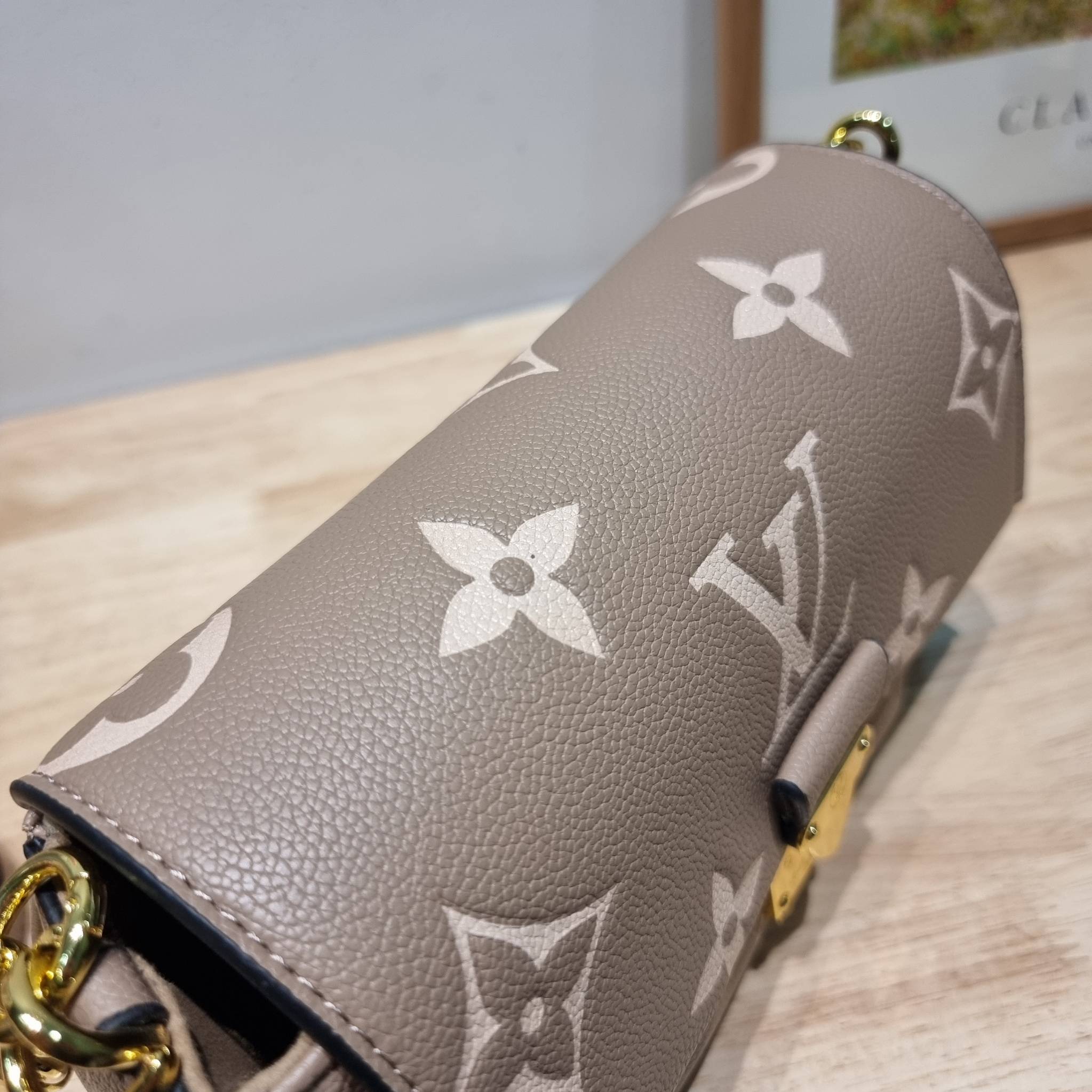 LV Favorite Bicolor Monogram Empreinte Leather - Handbags / LV FAVORITE BAG กระเป๋าสะพายคอลใหม่ล่าสุด สวยหรู ดูแพง ดีไซน์รูปทรงออกมาให้ใช้งานได้ง่าย เปิด-ปิดด้วยอะไหล่แม่เหล็ก ภายในโล่งกว้าง
