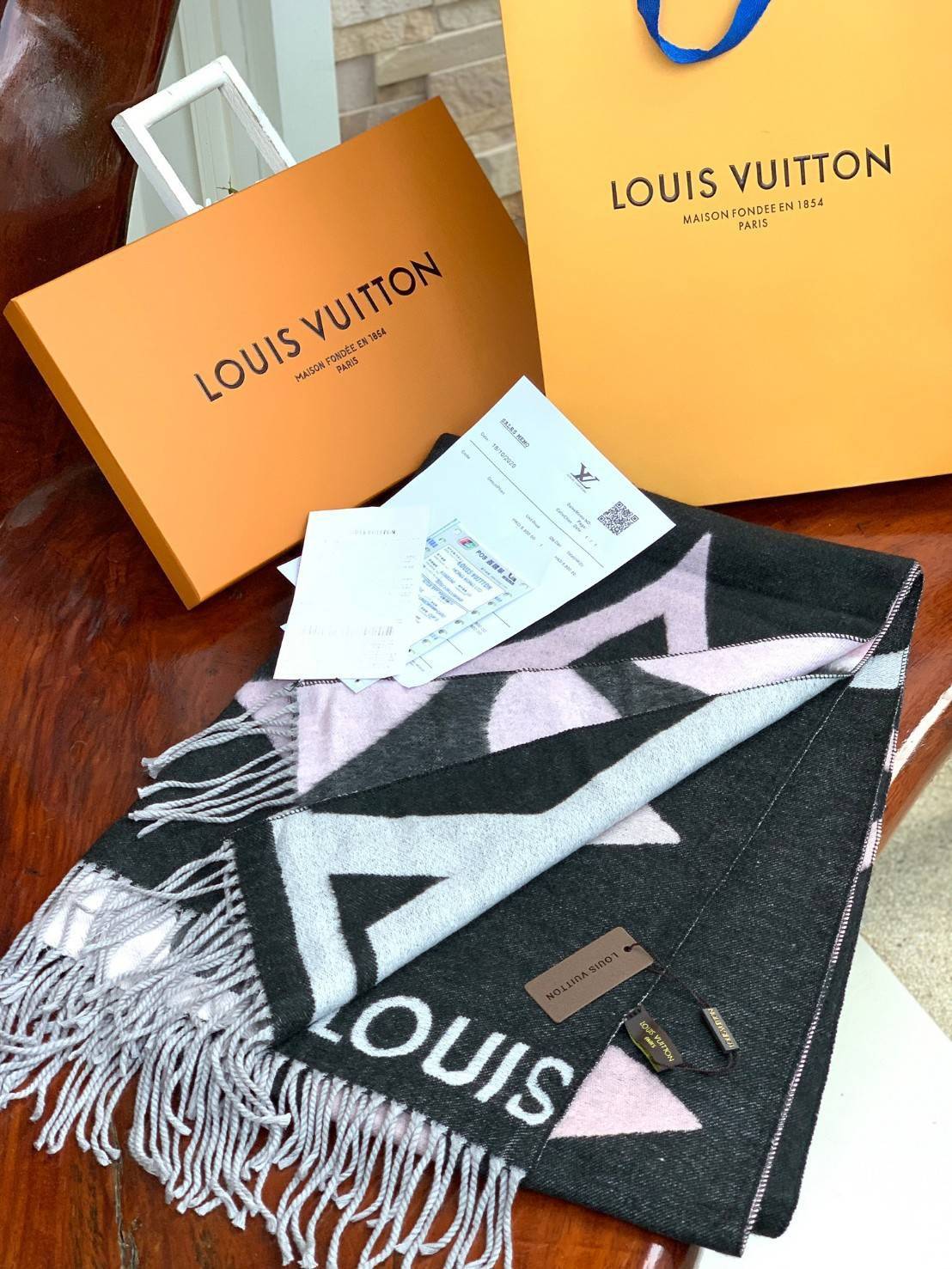 Louis Vuitton Women’s Scarves Accessories อีกหนึ่งแบรนด์ดังจากปารีส ด้วยงานพรีเมี่ยมกิ้ฟสีพาสเทล เพื่อส่งมอบความรู้สึกดีๆให้กับคนที่คุณรัก ในรูปแบบผ้าพันคอและผ้าคุมไหล่ผืนใหญ่ให้ความอบอุ่น ถักทอด้วยผ้าcashmere ผ้าเนื้อดี สัมผัสนุ่มมือ ทอลายในตัว สีและลายค