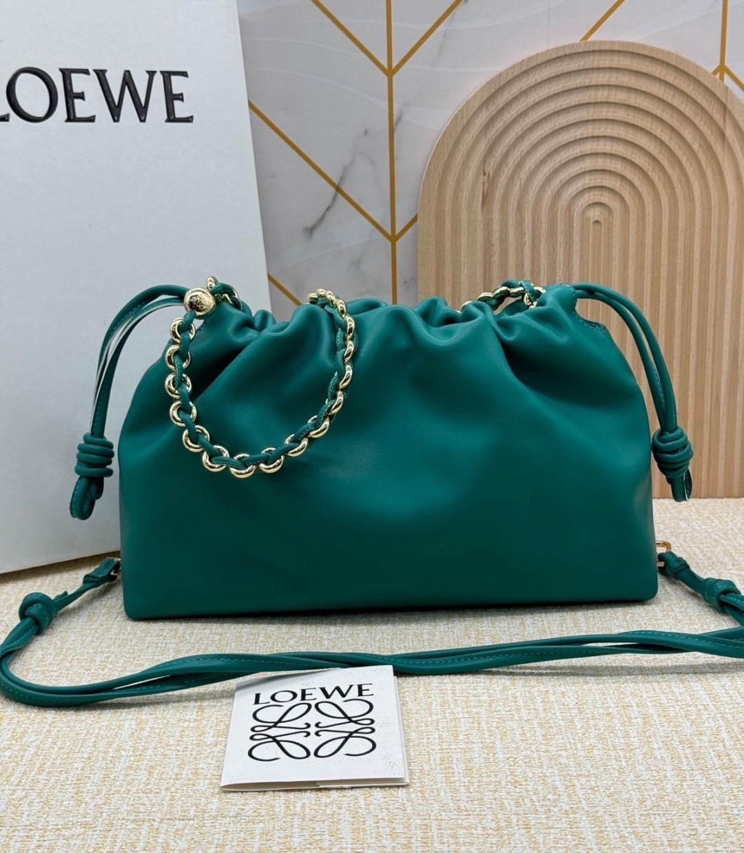 ORI หนังแท้ | Medium Loewe Flamenco purse in mellow nappa leather 30cm กระเป๋าสะพายทรงคลัช เรียบหรูดูแพง เรียบง่ายใช้งานสะดวก หนังแนปป้าให้สัมผัสนุ่มสบายผิว มาพร้อมสายสะพายร้อยห่วงหรูหรา