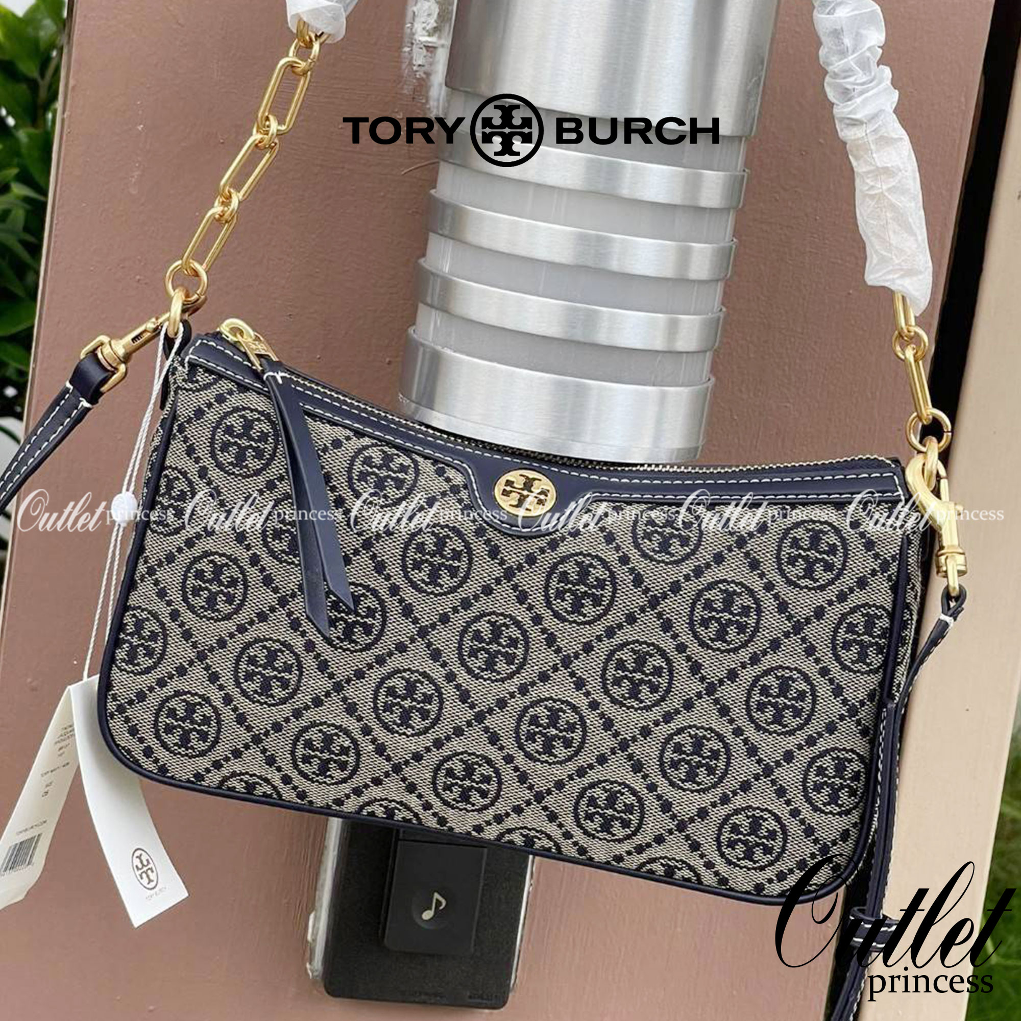 Tory burch T Monogram Jacquard Studio Bag กระเป๋า T Monogram Studio รูปทรงกระทัดรัด มาในสไตล์มินิมอลที่ถูกรังสรรค์อย่างปราณีตด้วยผ้าทอ jacquard เพื่อเฉลิมฉลองโลโก้กราฟฟิก ลวดลายสวยเด่น ดูสะดุดตา ใช้งานได้หลายรูปแบบ การแมทช์กระเป๋าให้เข้ากับการแต่งตัวทุกวั