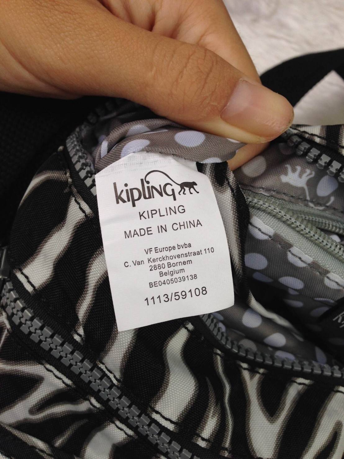 🎄กระเป๋าสะพาย KIPLING รุ่น Reth วัสดุไนล่อนคุณภาพดี มาพร้อมดีไซน์ทันสมัย และสามารถใช้งานได้อย่างดี เข้ากับทุกการแต่งตัว โดดเด่นด้วยพื้นที่ภายในและช่องต่างๆ ที่ให้คุณจัดเก็บของสำคัญได้ครบถ้วน ไม่ว่าจะเป็นมือถือ ปากกา หรือไอเท็มจำเป็นของคุณ สายสามาร