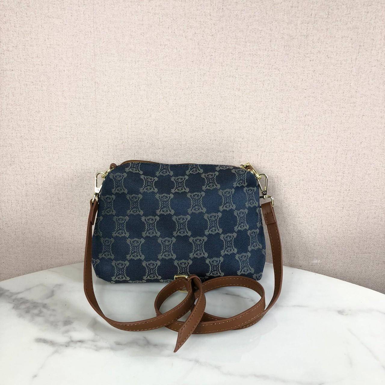 กระเป๋าสะพาย CELINE ซื้อ 1 ได้ถึง 2 ชิ้น เปิด - ปิดกระเป๋าด้วยซิป ด้านในโล่งกว้าง มีช่องซิป 1 ช่อง หูจับสูง 26 cm แถมกระเป๋าใบเล็กอีก 1 ใบ เปิด - ปิดด้วยซิป มาพร้อมสายสะพาย สามารถถอดและปรับได้ 3 ระดับค่ะ