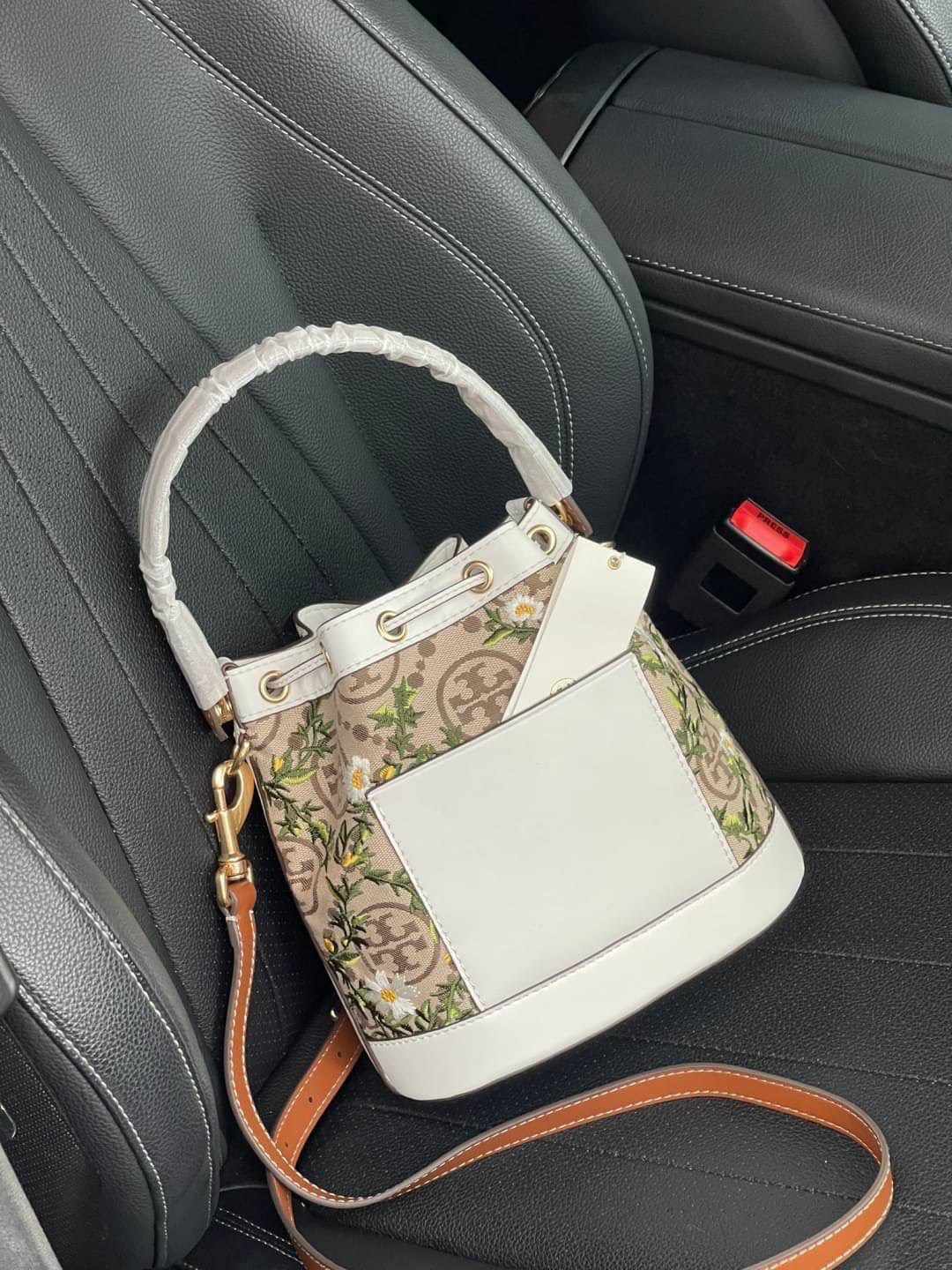 ของแท้ 💯% 】shop Medium : Tory burch t monogram jacquard embroidered bucket รุ่นใหม่ล่าสุดจาก TORY BURCH ครั้งแรกกับโมโนแกรม ที่ได้รับแรงบันดาลใจมาจากโลโก้สุดคลาสสิก