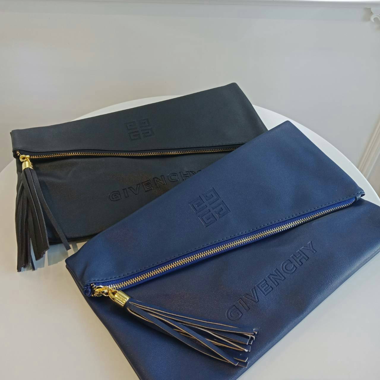 GIVENCHY ENVELOPE CLUTCH BAG กระเป๋าสะพายหรือ cluth bag วัสดุหนัง PU. ดีไซน์เก๋ ซิปเฉียงพร้อมซิปแบบพู่ สามารถสะพายหรือถือเป็น cluth ได้ค่ะ ภายในจุได้เยอะ ใส่ มีช่องซิปเล็กอีก 1 ช่อง ซับในลายแบรนด์ ใบนี้ all in 1 ค่ะ คุ้มสุดๆ