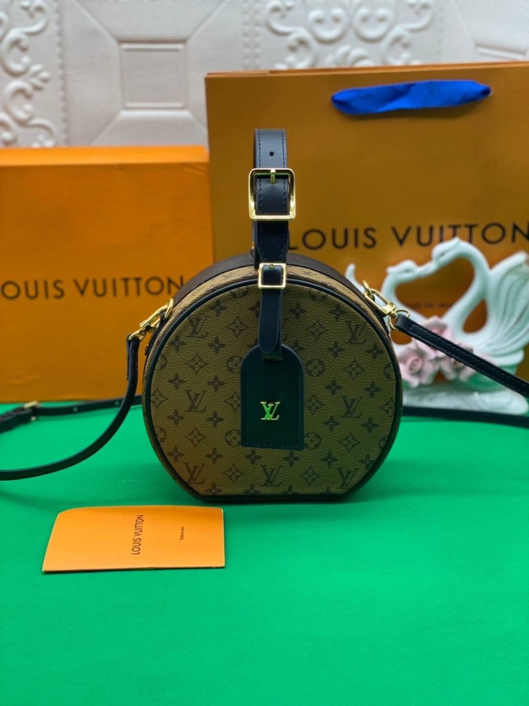 หนังแท้ LOUIS VUITTON PETITE BOITE CHAPEAU LV ROUND BAG โดดเด่นด้วยรูปทรงอันเป็นเอกลักษณ์และรายละเอียดแบบคลาสสิก ภายในโล่งกว้างด้วยช่องใส่ของขนาดใหญ่ มีสายยาวสะพายข้างได้ ถอดออกได้ หรือจะถือหรูๆ ไปเลยค่าา ภาพถ่ายสินค้าจริง ไอเท็มนี้สวยน่าใช้สุดคุ้มมากๆ ห้