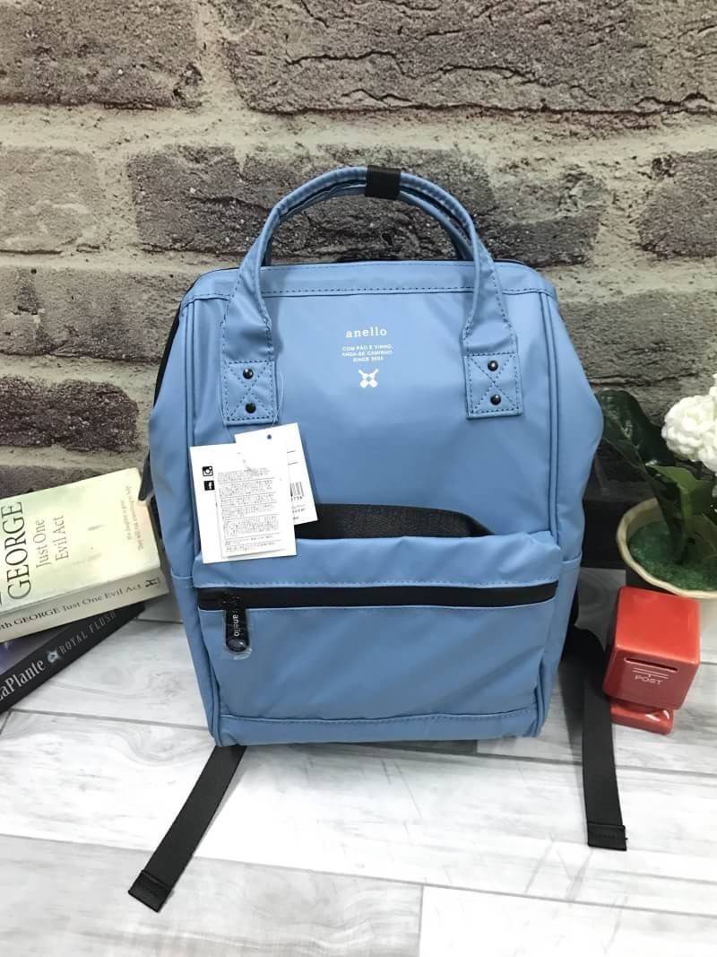 ANELLO WATER RESISTANCE “ Limited Edition “ คอลเลคชั่นใหม่ล่าสุดของรุ่นที่ขายดีติดอันดับ ผลิตจาก Polyester PVC 100%กันน้ำกันฝน ออกแบบกระทั่งช่องซิปไม่ต้องกลัวน้ำซึมผ่าน มีช่องใส่ PC Holder แบ่งช่องใส่ของเป็นสัดส่วน และเป็นระเบียบ ฟังก์ชั่นการใช้งานยังครบเ