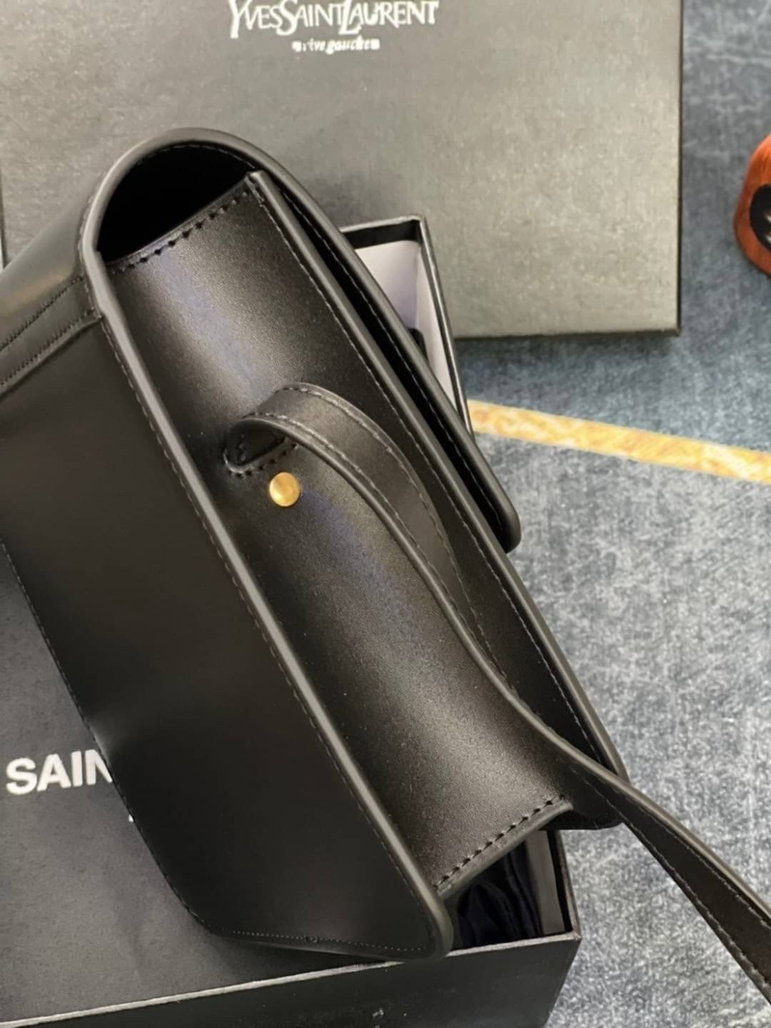 หนังแท้ YSL Yves Saint Laurent small leather shoulder bag กระเป๋าสะพายทรงเหลี่ยมแนวตั้งดีไซน์สวยหรูอยู่ทรงมีโลโก้แบรนด์ด้านหน้า อะไหล่ทองสวยหรู ภายในโล่งกว้าง สายสะพายหนังยาวปรับระดับได้ Rare items เด็ดๆแบบนี้ห้ามพลาด!