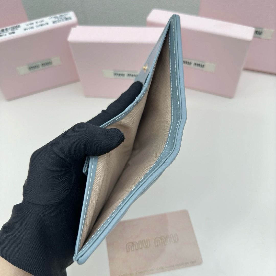 Miu Miu Small matelassé nappa leather wallet กระเป๋าสตางค์หนังแนปป้า ตกแต่งโลโก้หรูหราเป็นเอกลักษณ์