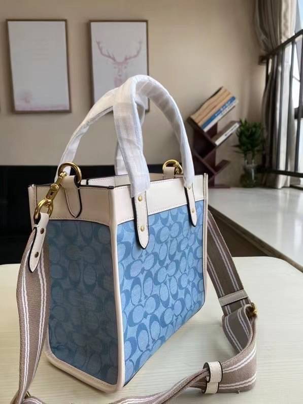 COACH Field Tote 22 In Signature Chambray C4692 คอลเลคชั่นใหม่ พร้อมส่งสีใหม่สุดปัง สวยคม ละมุนและมีความหรูในตัว กับกระเป๋าทรงโท้ท ไซส์กำลังสวย น่ารักน่าใช้ ฟังก์ชั่นการใช้งานสะดวกที่สุด มีทั้งสายคล้องในตัว และสายครอสบอดี้ วัสดุผ้า jacquard สลับหนัง pepbl