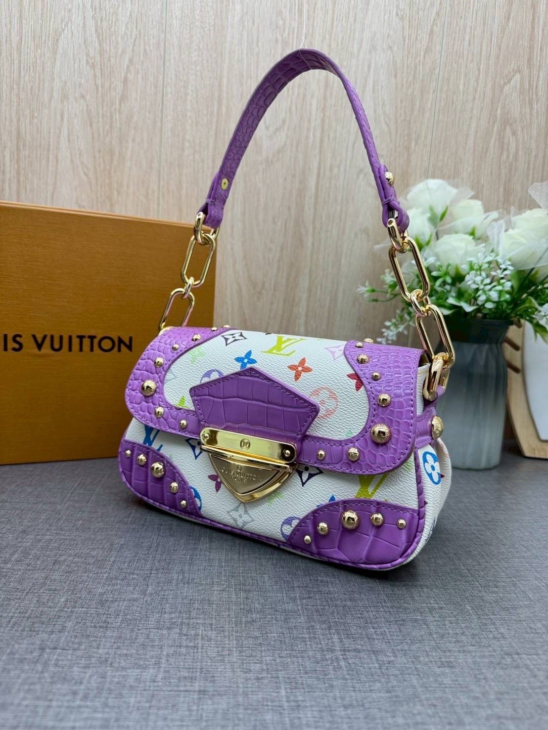 ORI หนังแท้ | Lv Marilyn White Multicolor Monogram Canvas Shoulder Bag กระเป๋าสะพายสไตล์วินเทจ ดีไซน์สีสันสดใสน่ารัก มีชีวิตชีวา โดดเด่นด้วยตัวล็อคด้านหน้าแบบกดขนาดใหญ่ จะถือแบบคล้องแขนหรือสะพายไหล่ก็ได้