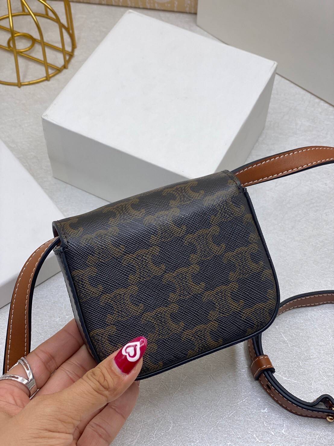 CELINE MINI TRIOMPHE IN TRIOMPHE Shiny calfskin เกรดออริจินอล กระเป๋ามินิทรงชิค ดีไซน์รูปกล่องสุดแสนมินิมอล สามารถสะพายแบบ Crossbody และยังเป็น Belt Bagได้อีกด้วย วัสดุแคนวาสลาย Triomphe แบบไม่มีตกยุค