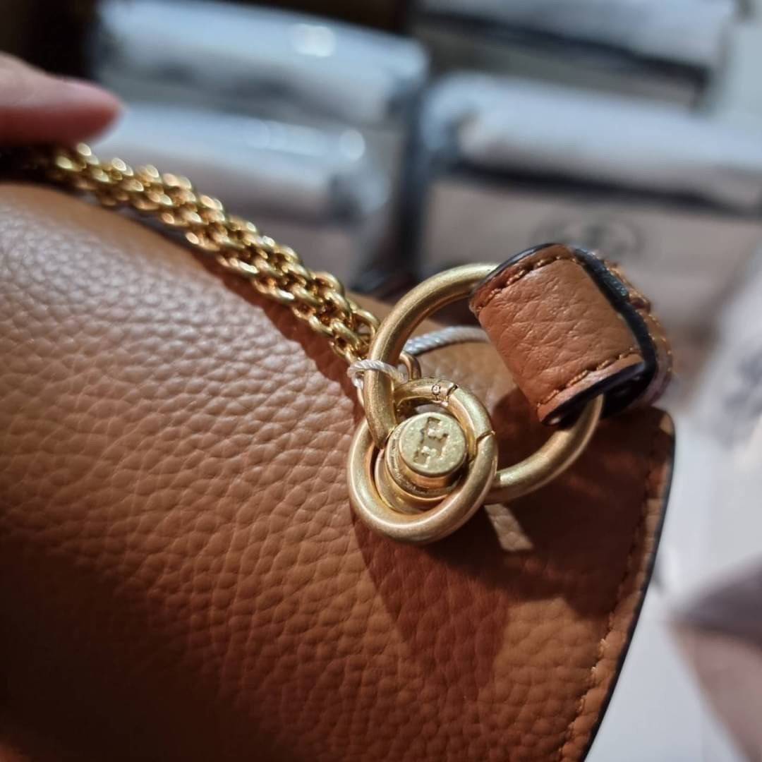 TORY BURCH MILLER SHOULDER BAG รุ่นยอดนิยม รุ่นหายาก รุ่นที่สาวๆตามหา ใบนี้เลย!! สวยหรู ผู้ดีทุกสี กระเป๋าสะพายไหล่ ดีไซน์อยู่ทรง คลาสสิคแฝงความหรูด้วยโลโก้สีทองอร่ามโดดเด่น วัสดุหนัง pepble สลับหนังวัวแท้ เปิด-ปิดด้วยกระดุมแม่เหล็ก ภายในโล่งกว้างมาก แบ่ง