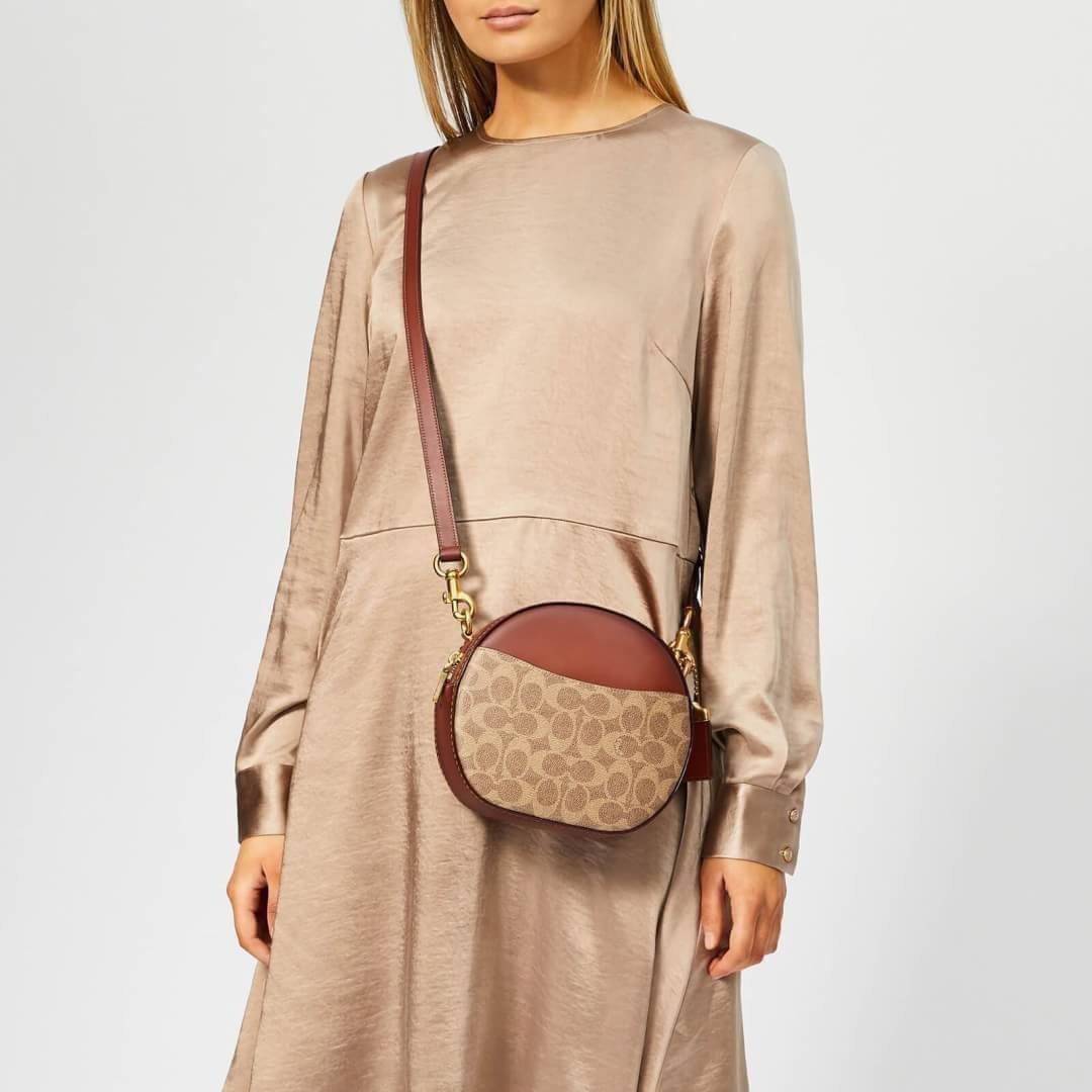 COACH 38680 CANTEEN CROSSBODY IN SIGNATURE CANVAS กระเป๋า crossbody รุ่นหายาก ทรงกลมสวยเด่น มีดีเทลเพิ่มความหรู ด้วยสีของอะไหล่ วัสดุหนังแคนวาสสลับหนังแท้ มีช่องย่อย เปิด-ปิดช่องหลักด้วยซิป ภายในโล่งกว้าง มีช่องซิปแยกให้อีก สายสะพายครอสปรับใช้ได้ตามตัว ใบ