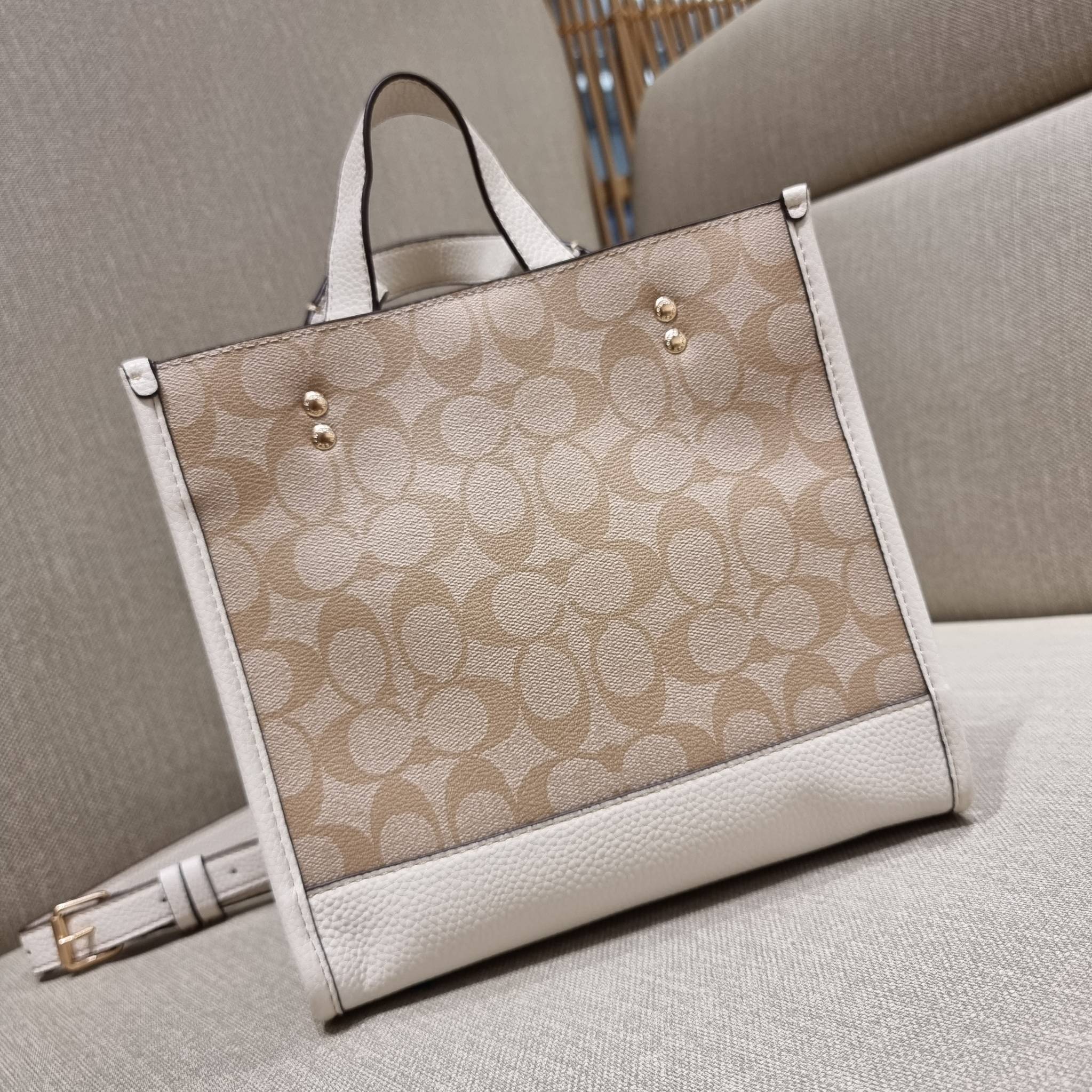 COACH C7001 DEMPSEY TOTE 22 IN SIGNATURE CANVAS WITH TIGER 🐯🐯 คอลเลคชั่นฉลองปีเสือต้องมาจ้า กับรุ่นคลาสสิค กระเป๋าทรงโท้ท ขนาดน่ารักน่าใช้มากๆ ดีไซน์น้องเสือจิ้มลิ้มดึงดูดสายตามากๆ ฟังก์ชั่นการใช้งานสะดวก มีทั้งสายคล้องในตัว และสายครอสบอดี