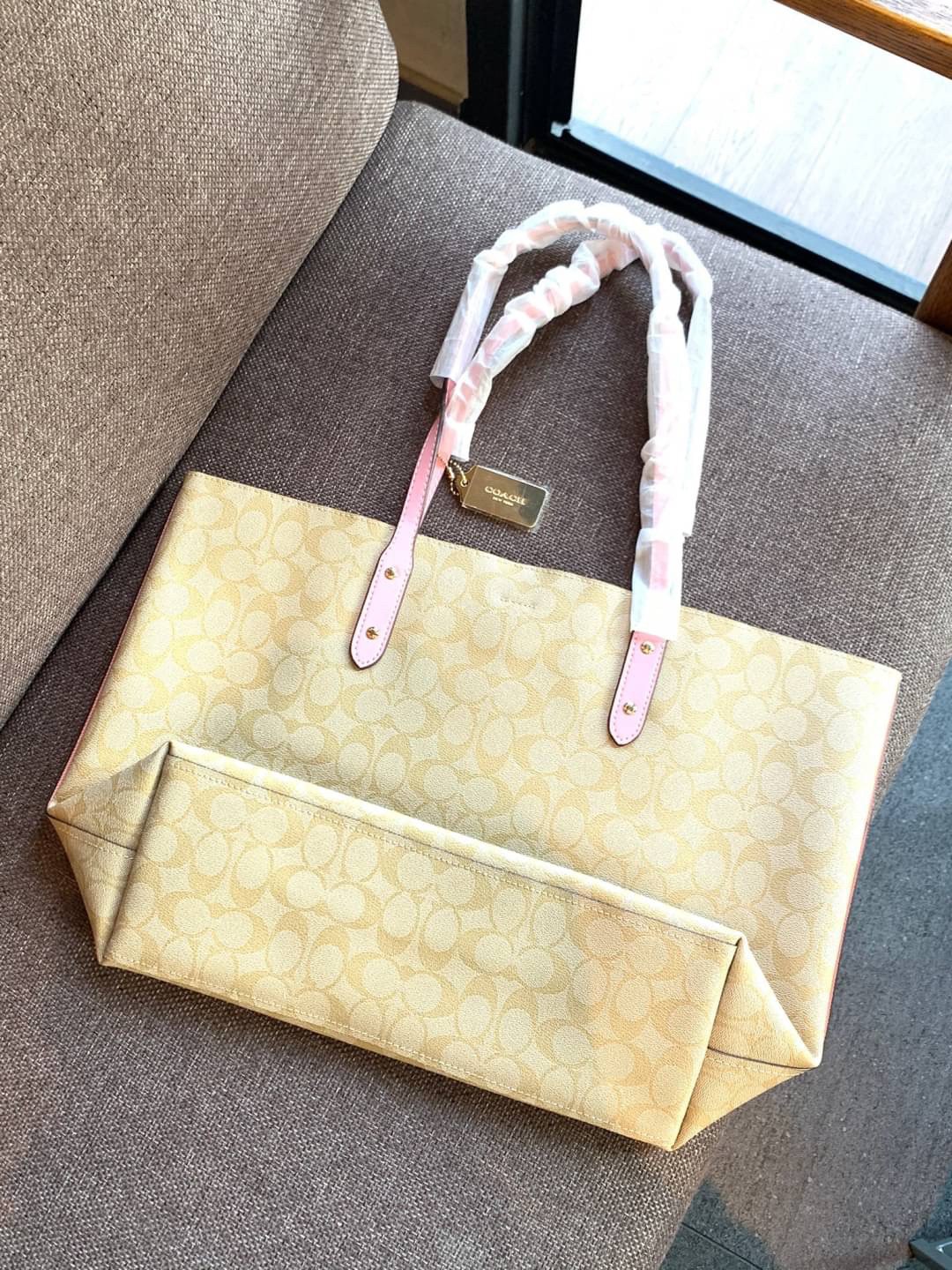 COACH TOWN TOTE SIGNATURE BAG((76636)) พร้อมส่งอีกครั้ง! กระเป๋าใบใหญ่หนังแท้ สวยงามค่ะ ป้ายอะไหล่แบรนด์แบบโลหะสีทองสวยหรูมากๆ เปิดปิดกระเป๋าแบบกระดุมแม่เหล็ก ใช้งานง่าย ภายในกว้างมากๆค่ะบอกเลย สาวๆที่สัมภาระเยอะหายห่วงค่ะ พร้อมช่องกระเป๋าซิปให้ใส่มือถือห