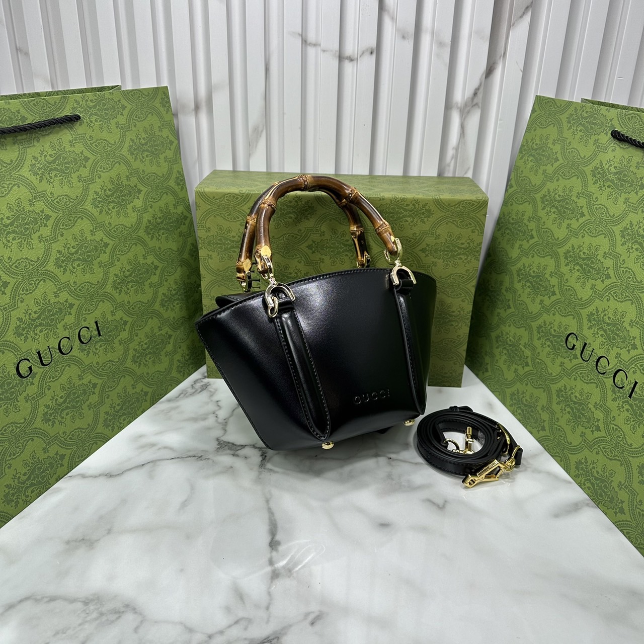 GUCCI Mini bamboo top handle tote bag กระเป๋าสะพายทรงตะกร้า หูจับลายไม้ไผ่ตัดสีได้อย่างลงตัว ถือแล้วดูขับผิวสวยงาม งานหนังแท้หนังเงาดูแพง ให้ความรู้สึกถึงงานฝีมือที่โดดเด่น ด้วยฐานทรงหกเหลี่ยม พร้อมส่งที่นี่ก่อนใคร รีบจับจองเลยน้า