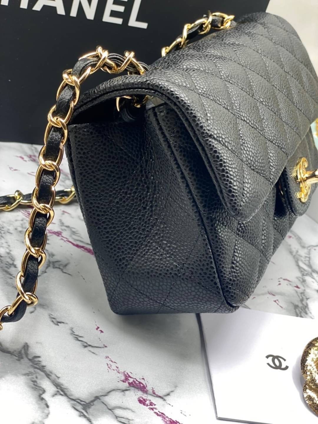 หนังแท้ CHANEL classic 8" black caviar รุ่นยอดนิยมไอเท็มฮิตวัสดุหนังคาเวียร์สวยคลาสสิค ด้านหน้ามีโลโก้แบรนด์อะไหล่ทอง/เงินสวยหรู ภายในสีแดงเบอกันดี้ เป็นใบยอดนิยมของสาวๆ เลยค่าา พร้อมส่งที่ไทยไม่ต้องรอพรีฯ สาวก Chanel Must Have! นะคะ
