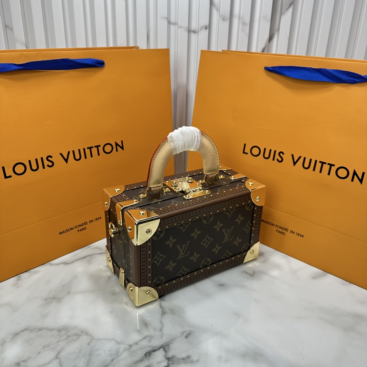 ORI หนังแท้ | LV Petite Valise Trunks S-lock Monogram canvas กระเป๋าสะพายทรงทรังค์ดีไซน์ขนาดเล็กพกพาสนุก เปี่ยมไปด้วยพลังและหรูหรา แคนวาสเคลือบลายโมโนแกรม ตัดขอบด้วยหนัง และฮาร์ดแวร์สีทอง ทรังก์เดินทางสไตล์เฟมินีนที่คุณควรมีในครอบครอง