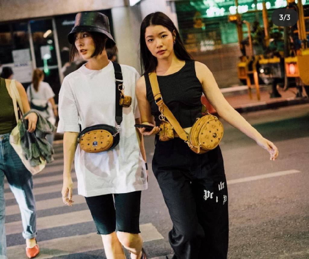 M.C.M ESSENTIAL MULTI POCHETTE BAG IN VISETOS หยุดไม่อยู่จริงๆ!! กระเป๋าสะพายมัลติฟังก์ชั่น เป็นไอเท็มที่รวมฟังก์ชั่นการใช้งานที่หลากหลายไว้ในรุ่นเดียว ดีไซน์กระเป๋าทรง pouch 3 ชิ้น สุดคุ้ม สามารถประกอบเข้าด้วย หรือแยกชิ้นใช้งานได้หมด