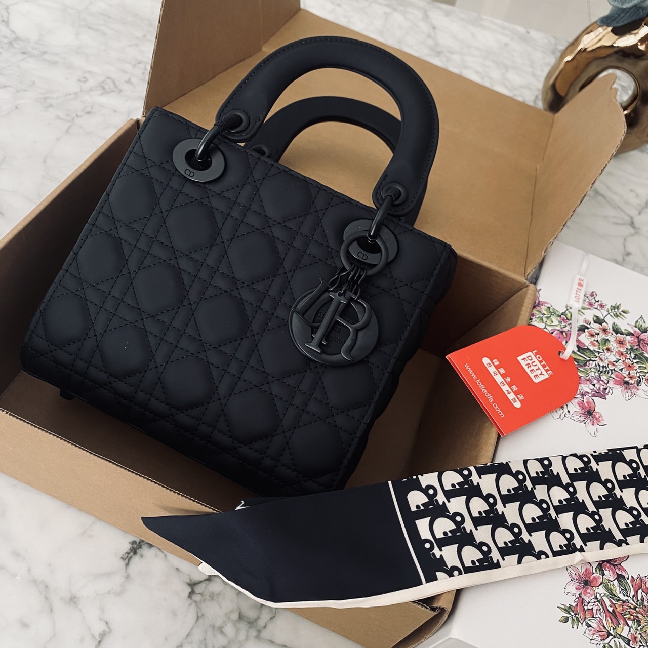 DIOR Small Lady My ABCDior bag Black Cannage Ultra-matte กระเป๋าสะพายดีไซน์เรียบหรู ทรงกล่องคลาสสิค โดดเด่นด้วยพวงกุญแจอะไหล่สีเดียวกับตัวกระเป๋า สีดำผิวแมทท์สุดคลาสสิก ลายเส้นซ้อนทับสวยงาม