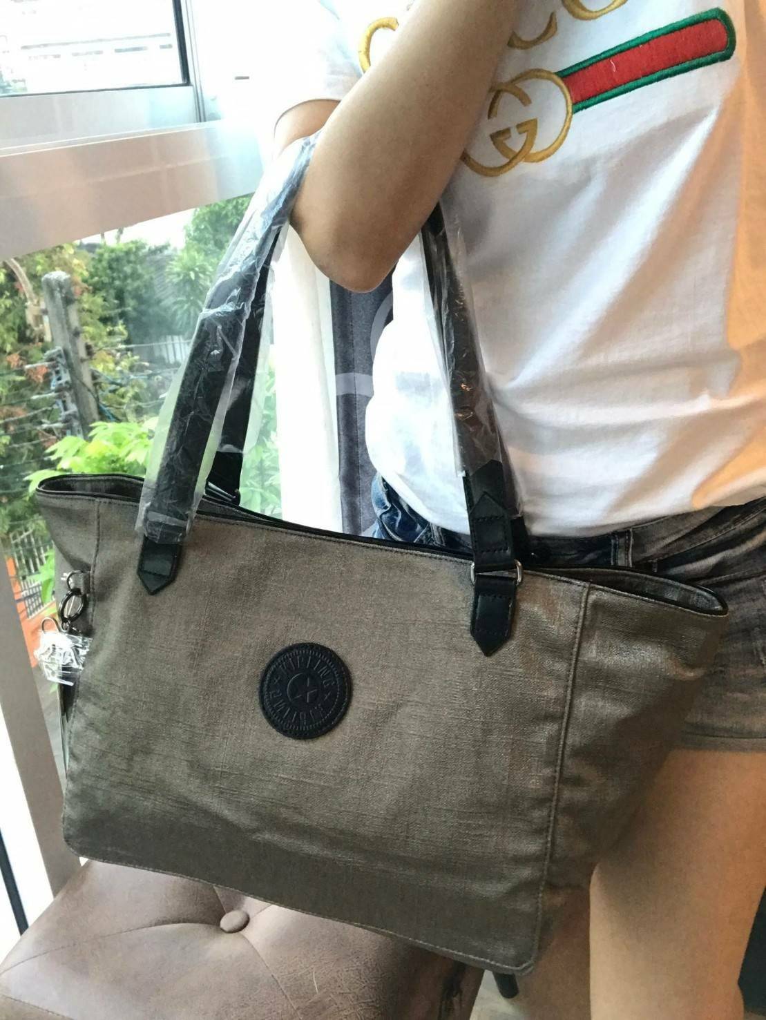 KIPLING ART ORGANIZED SHOPPING BAG ใหม่ล่าสุดกับคอลเลคชั่น Go Monday วัสดุ Cotton+Viscose ด้วยการใช้งานที่ง่ายเปิดปิดด้วยกระดุมแม่เหล็ก ภายใน ภายในมีช่องแยกตามการใช้งาน มีใบเล็กพ่วงเข้ากับกระเป๋า สามารถถอดแยกใช้งานได้ด้วยกระดุมสองฝั่ง สามารถถือสะพายช้อปปิ