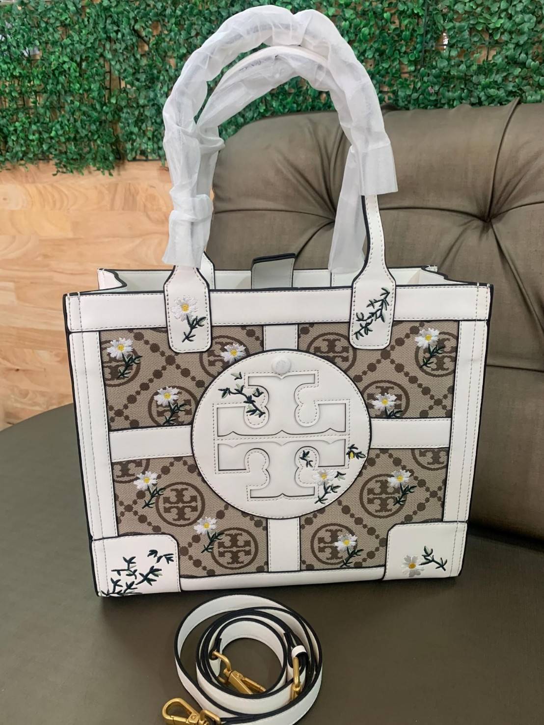 Tory Burch ella jacquard embroidered quadrant tote ลายโมโนแกรม (Monogram) (Material : Woven jacquard leather) ดีไซต์ลำ้เอกลักษณ์ที่โดดเด่น เป็นอีกหนึ่งรุ่นที่ Tory ฺBurch ภูมิใจนำเสนอ ใบใหญ่ค่ะ จุของได้เยอะ ใส่ A4 ได้ งานสวย ตั้งอยู่ทรง จุดเด่นของรุ่นนี้ค