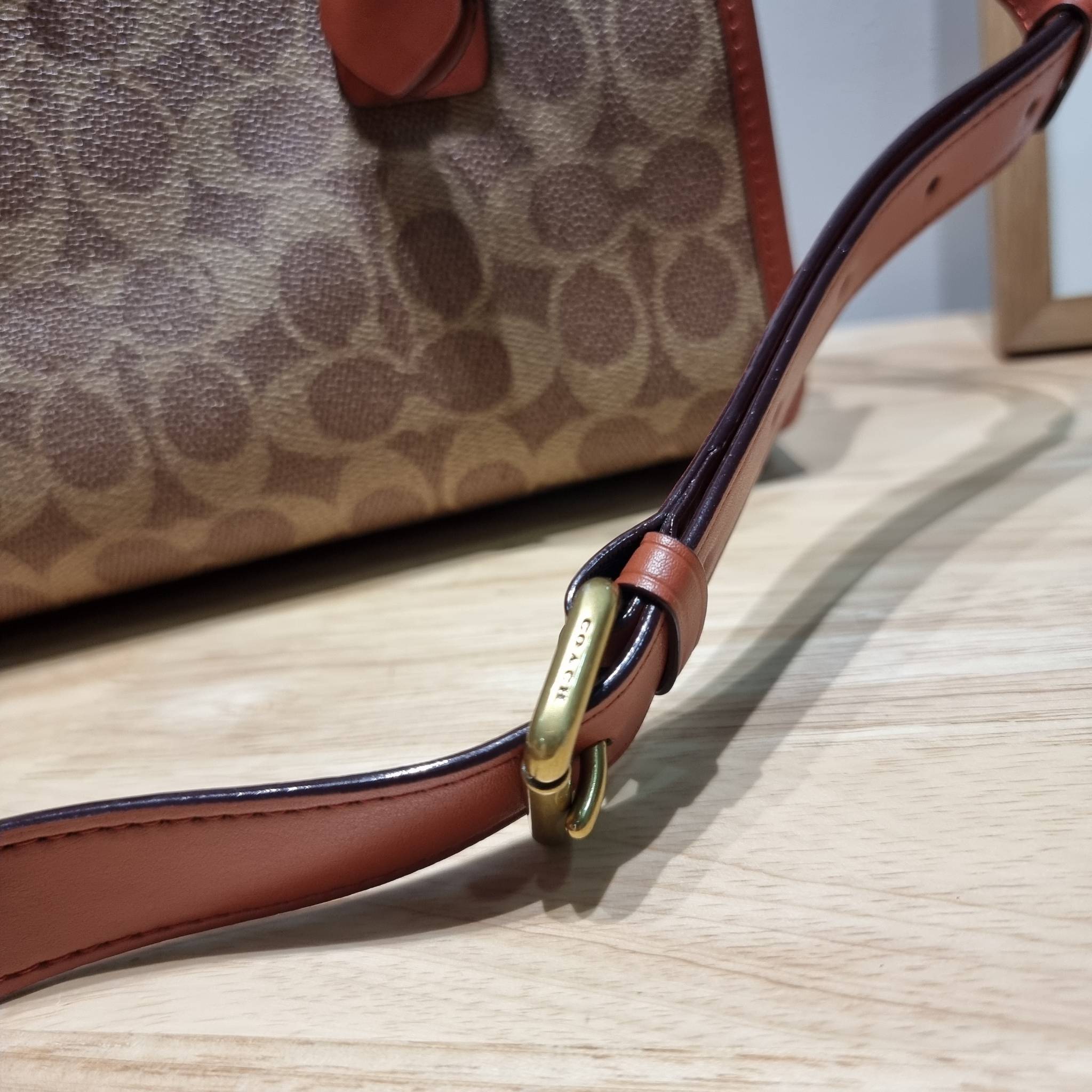 COACH brooke carryall in signature canvas CE733 ใหม่ล่าสุด อัพลุคคุณนายคุณหนูกันหน่อย กับกระเป๋าถือ/สะพายสุดหรู รูปทรงและดีไซน์ดูไฮน์มาก มีกุญแจล็อคซิปได้ วัสดุหนังแคนวาสตัดสลับหนังแท้ มีหูจับในตัว ภายในแบ่งสัดส่วนไว้อย่างดี ให้สามารถจัดเก็บของได้อย่างมีร