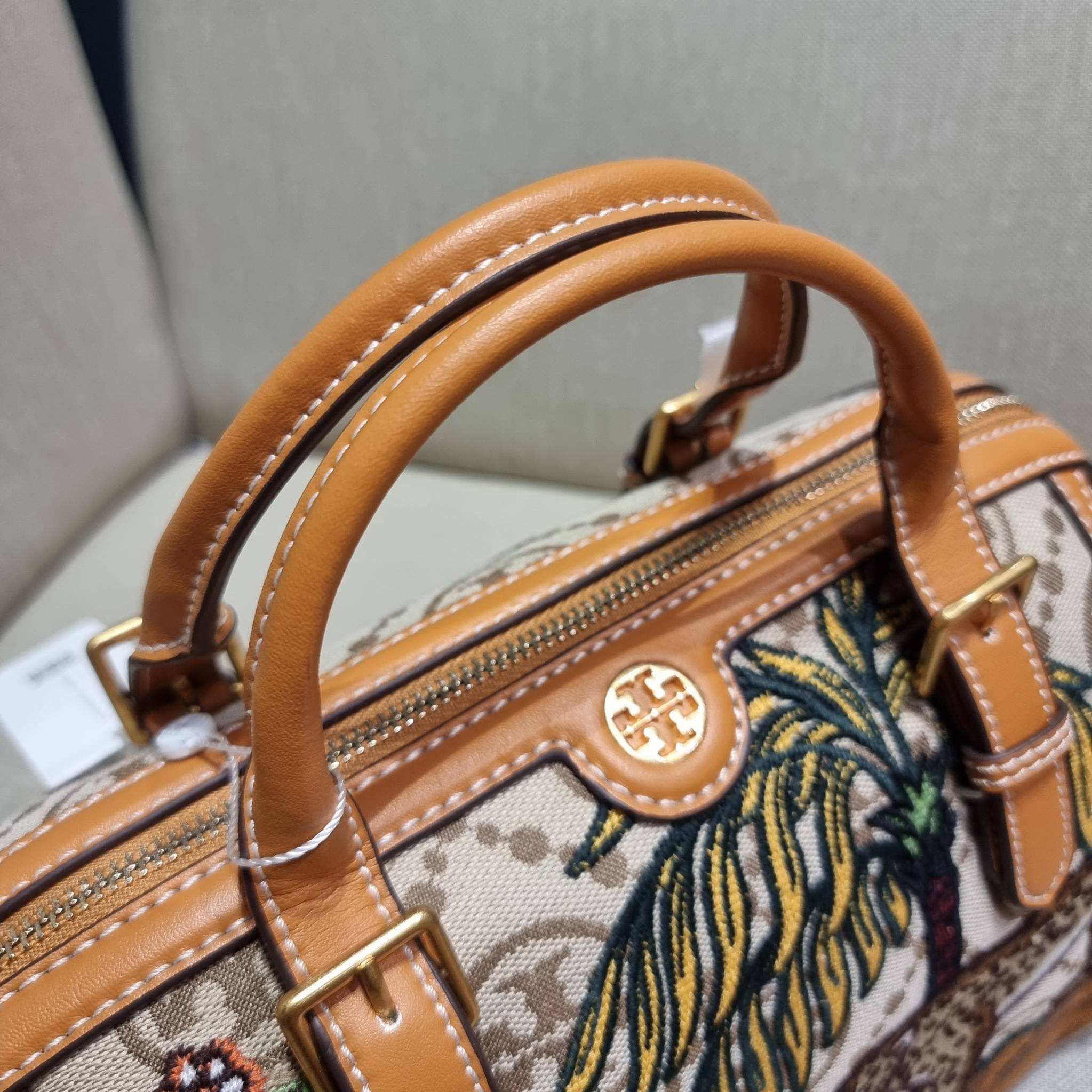 TORY BURCH T MONOGRAM JACQUARD EMBROIDERED DUFFLE คอลใหม่ล่าสุด สวยพร้อมเสิร์ฟแบบไม่ต้องรอพรีฯ ลายโมโนแกรมสุดคลาสสิคที่ถูกดีไซน์รังสรรค์ด้วยงานปักสุดชิค น่าใช้ใจฟูแค่แรกเห็น!! วัสดุ jacquard woven สลับหนังแท้ หูจับในตัว และพร้อมไปเลยกับสายสะพายข้าง ที่จะถ