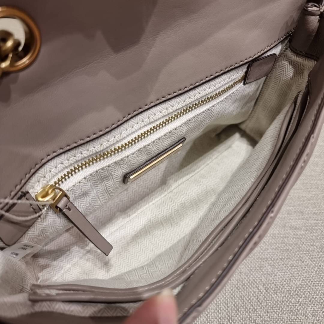 TORY BURCH KIRA CHEVRON CONVERTIBLE SHOULDER BAG (SMALL / MEDIUM) กระเป๋าสะพายรุ่นยอดฮิต ไซส์คลาสสิค ที่ใช้ยังไงก็ดูหรู ดีไซน์เฉพาะตัว วัสดุหนังแกะ สัมผัสนิ่ม เปิด-ปิดด้วยกระดุมแม่เหล็ก ภายในเป็นช่องโล่ง ใส่กระเป๋าสตางค์ มือถือ เครื่องสำอางค์ พาวเวอร์แบงค