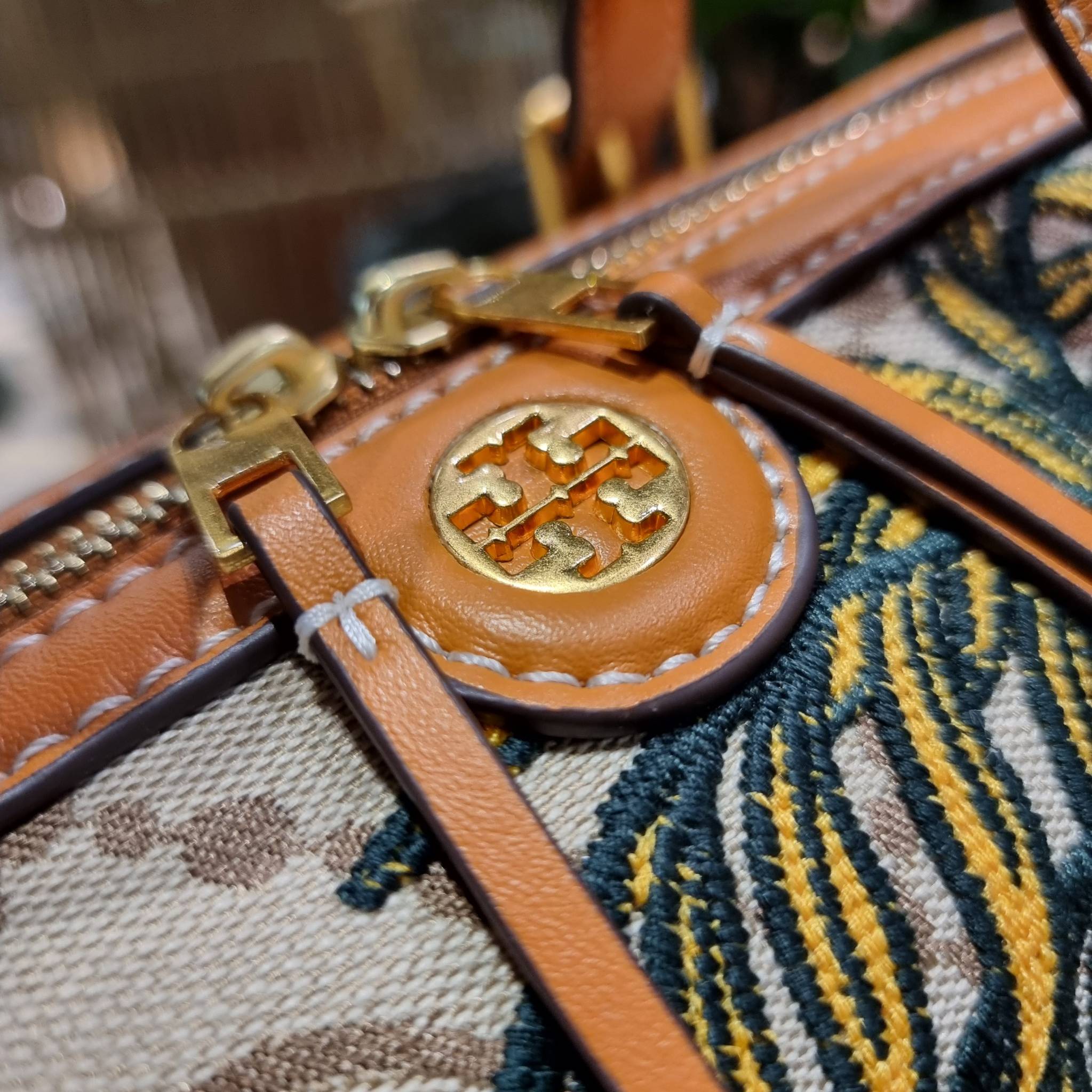 TORY BURCH T MONOGRAM JACQUARD EMBROIDERED DUFFLE คอลใหม่ล่าสุด สวยพร้อมเสิร์ฟแบบไม่ต้องรอพรีฯ ลายโมโนแกรมสุดคลาสสิคที่ถูกดีไซน์รังสรรค์ด้วยงานปักสุดชิค น่าใช้ใจฟูแค่แรกเห็น!! วัสดุ jacquard woven สลับหนังแท้ หูจับในตัว และพร้อมไปเลยกับสายสะพายข้าง ที่จะถ