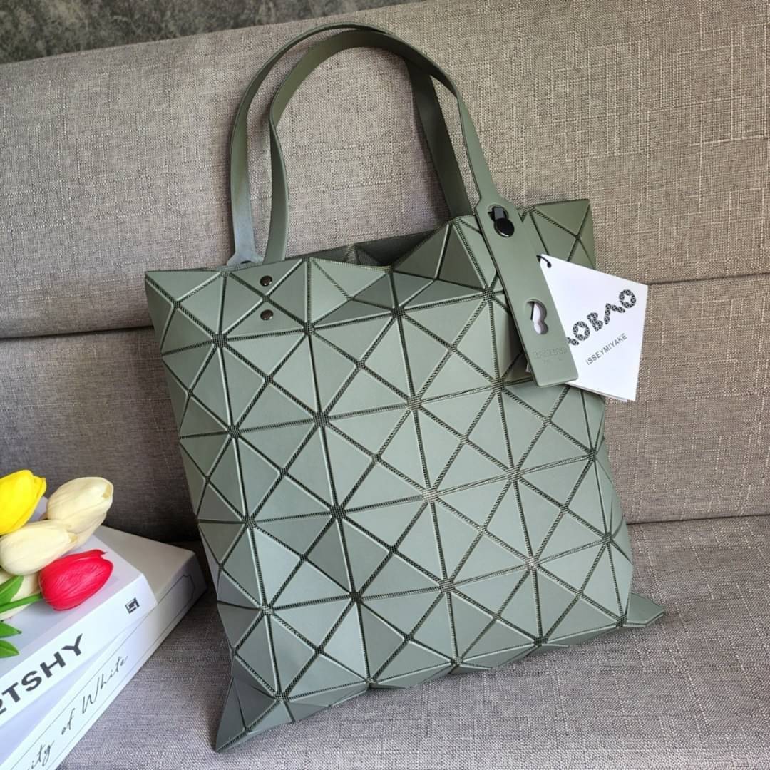 BAO BAO ISSEY MIYAKE LUCENT ONE-TONE กระเป๋า Bao Bao จากแบรนด์ดัง Issey Miyake แบรนด์แฟชั่นจากประเทศญี่ปุ่น ซึ่งมีสินค้ามากมายไม่ว่าจะเป็นเสื้อผ้า นาฬิกา น้ำหอม และที่ขาดไม่ได้นั่นก็คือ กระเป๋า Bao Bao ที่มีความพิเศษในเรื่องของวัสดุและดีไซน์ที่ครองใจสถาปน