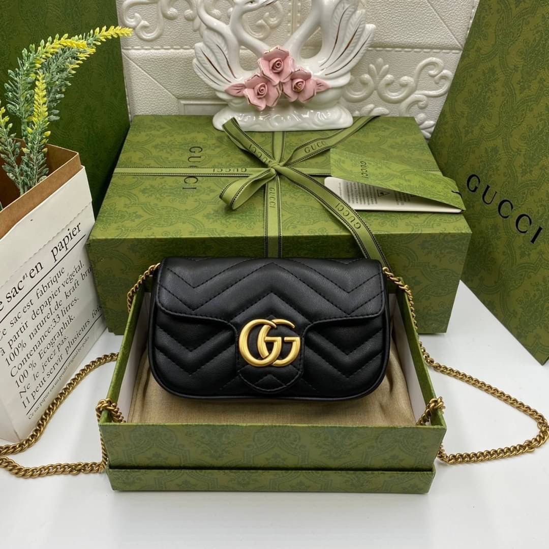 หนังแท้ GUCCI GG Marmont Super Mini กระเป๋าสะพายข้างใบเล็ก น้องมินิ น่ารั๊กมุ้งมิ้ง วัสดุหนังแท้เชฟรอน สายสะพายแบบโซ่ อะไหล่ทองหรูหรา ด้านหน้าประดับโลโก้แบรนด์หรู ทนทาน แข็งแรง น้ำหนักเบา น่ารักมุ้งมิ้ง ไม่ควรพลาดเลยค่า ภาพสินค้าถ่ายจากงานขายจริง ใช้งานต่