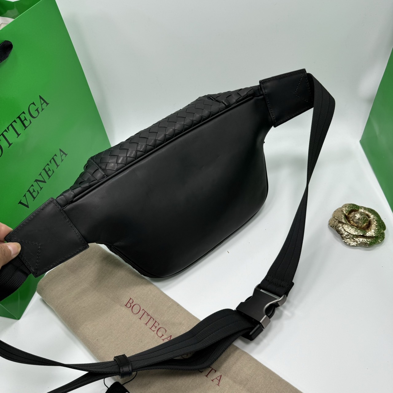 BOTTEGA Belt Bag กระเป๋าคาอก ดีไซส์สานเป็นเอกลักษณ์ everyday look เอาใจหนุ่มๆ สวยเท่คลาสสิก เกรดออริ 1:1