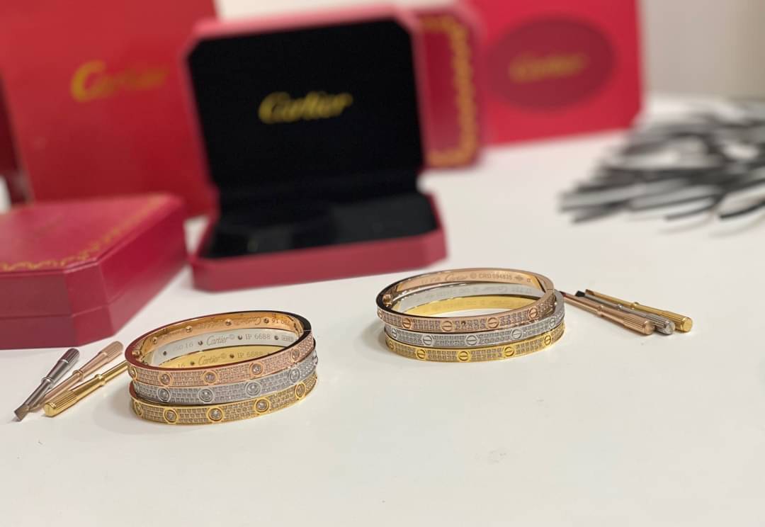 Cartier Love Bracelet มีเพชร กำไลข้อมือคาเทียร์ ภาพถ่ายจากงานจริง เกรดออริจินิล วัสดุคุณภาพดี ไม่ลอกไม่ดำ งานปั้มครบตามรูปเลยค่ะ