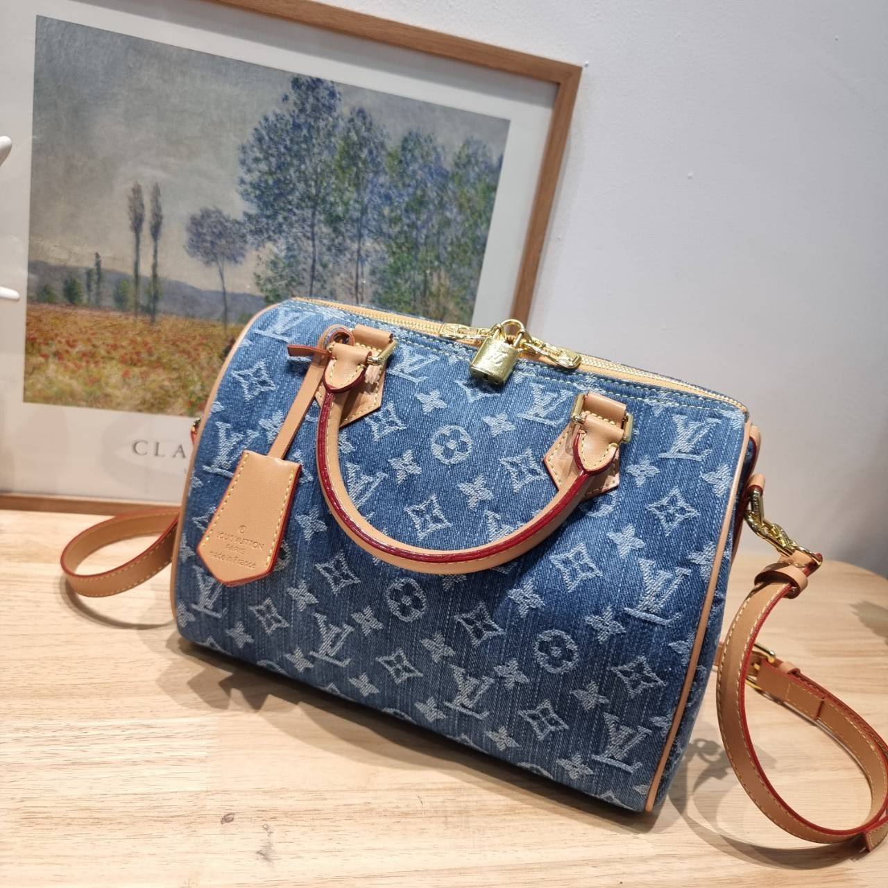 LV speedy 25 denim bag กระเป๋าทรงหมอน รุ่นท็อปฮิต กับดีไซน์ใหม่ต้อนรับฤดูร้น โดดเด่นด้วยการตกแต่งลายพิมพ์ไม่เกร่อ เดนิมสดใส