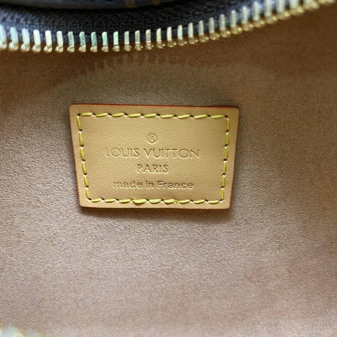 หนังแท้ LOUIS VUITTON LOOP BAG / LV MONOGRAM LOOP พร้อมส่งที่ไทย กระเป๋าสะพายรูปทรงกะทัดรัดและสายโซ่สำหรับสะพายไหล่ รวมถึงสายหนังแบบสะพายข้าง กระเป๋าซิปด้านหน้าปิดด้วยตัวดึงซิป LV Circle งานหนังแท้ทั้งใบ ออริจินอลเกรด ภาพสินค้าถ่ายจากงานขายจริง ใช้งานต่าง