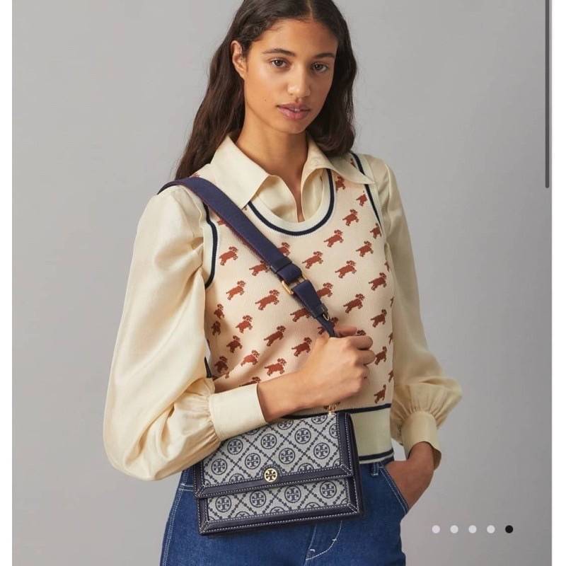 TORY BURCH 81000 MINI T MONOGRAM JACQUARD SHOULDER BAG คอลเลคชั่นฤดูใบไม้ผลิ 2021 กระเป๋าสะพายรุ่นใหม่จาก Tory Burch ดีไซน์สวยคลาสสิค แฝงไว้ด้วยความหรู ลวดลายผ้าแจ็คการ์ด T Monogram บนกระเป๋า Tory Burch นี้ เป็นการยกย่องให้กับงานควิลท์ชาวเพนซิลเวเนียดัตช์