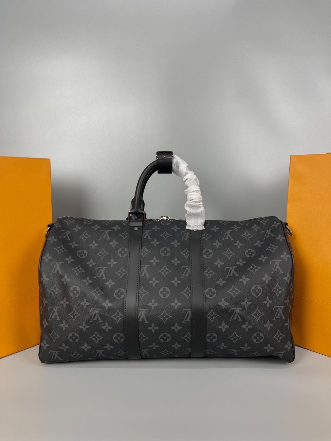 LV Keepall Bandoulière 45 Monogram Eclipse / Damier Graphite Canvas กระเป๋าเดินทางแบบดัฟเฟิล เป็นรุ่นที่เคียงข้างนักเดินทางรอบ สวยหรูโลกสง่างามตลอดกาล มีไว้ไม่มีเอาท์ เกรดท็อป ออริ เทียบแท้ 1:1 เกรดดีสุด