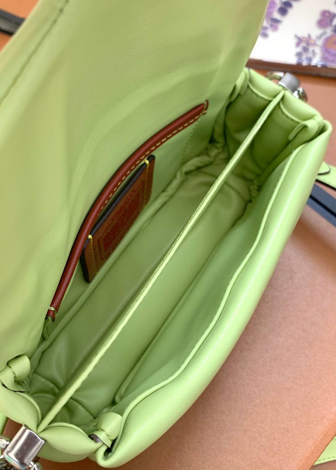 น้องสวยมากก สินค้าจริงสวยกว่าในรูป ไม่จกตาค่ะ! COACH PILLOW TABBY SHOULDER BAG 18 ((C3880)) 📣 พร้อมส่งที่ไทย คุณภาพเกินราคา! กระเป๋าหิ้ว//สะพายแบบครอสบอดี้ร์ 🔺หนัง nappa อย่างดี หนานิ่ม นุ่มมากๆ หลงรักน้องแน่นอน ✔️ใช้โลโก้แบรนด์รุ่น