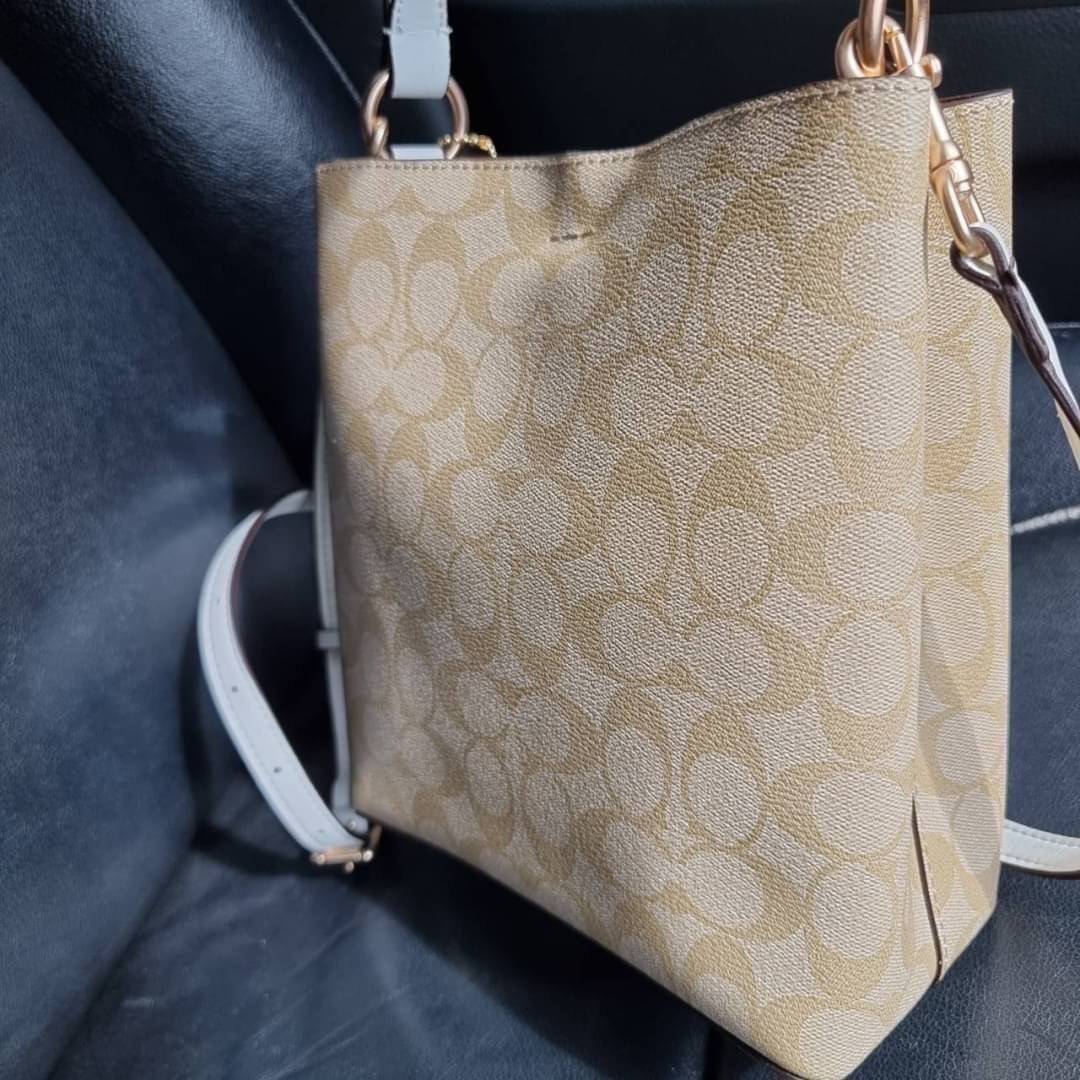COACH 2312 SMALL TOWN BUCKET BAG IN SIGNATURE CANVAS รุ่นยอดนิยมใบเล็กมาครบสีแล้วจ้า กระเป๋าทรงบัคเก็ต สีผู้ดี๊ผู้ดี ตัวกระเป๋าดีไซน์คลาสสิคลายซี ดูโดดเด่น วัสดุหนังแคนวาสเคลือบลาย สวยคมทุกมุมจริงๆ!! เปิด-ปิดด้วยกระดุมแม่เหล็กทั้ง 2 ฝั่ง ภายในเป็นช่องโล่ง