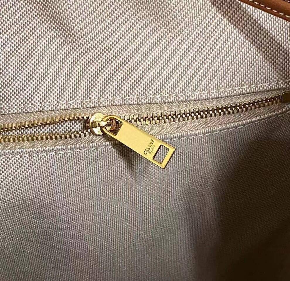 Celine Vip Gift Bag กระเป๋าถือหรือสะพายไหล่ วัสดุ Canvas สวยหรูอยู่ทรง อะไหล่ทอง ติดโลโก้แบรนด์ด้านหน้า หรูหรา มีสายยาว ถอดสายได้ ปรับระดับได้ น้ำหนักเบา มาพร้อมถุงผ้าแบรนด์ ไม่ควรพลาด ใบจริงสวยมากก คุณค่าที่คุณคู่ควรค่า
