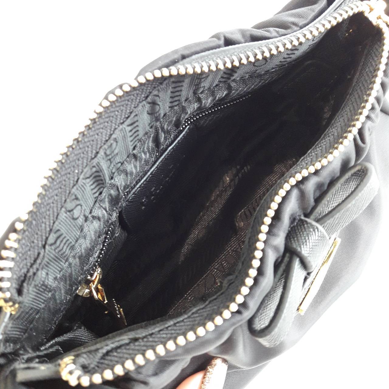 New arrival! **งานไซส์น่ารัก จากงานพรีเมี่ยมกิ้ฟ เคาเตอร์ต่างประเทศ Prada มีมาให้จับจองคะ รุ่นยอดฮิตที่สาวๆตามหากัน ภายนอกจับจีบปากกระเป๋า ดีมาก วัสดุผ้าNyonกันน้ำ เปิด/ปิดด้วยซิป สามารถคล้องมือเกร๋ๆ หรือจะถือเป็นครัชก็ไฮโซไปอี้ก ภายในเย็บติดป้ายหนังแบรนด