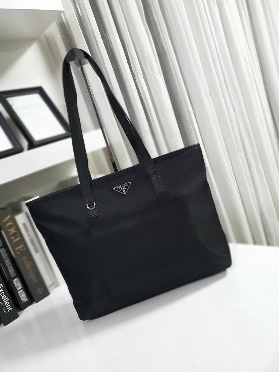 งานพรีเมี่ยมกิ้ฟท์แบรนด์ดังอย่าง PRADA NYLON กับรุ่น TOTEBAG กระเป๋าสะพายไหล่ ใบนี้วัสดุเป็น NYLON กันน้ำทั้งใบมาพร้อมอะไหล่สีเงิน ด้านหน้ามีช่องแยกใส่ของและประดับด้วยโลโก้แบรนด์สวยหรู ภายในมีช่องซิปแยก1ช่อง สามารใส่ A4 ipad ได้ทุกรุ่น ใบเดียวใช้ได้ทุกโอก