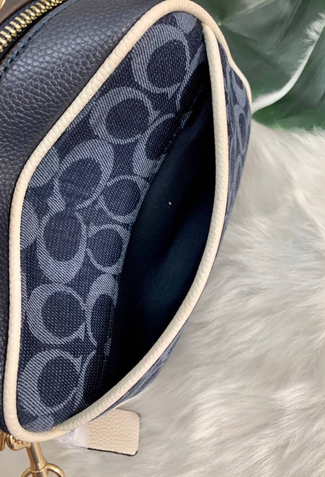 OUTLET 】COACH LADIES GENUINE CAMERA CLASSIC BAG ((2822)) ✔️สินค้าปกติตามเงื่อนไขทั่วไปค่ะ!! พร้อมส่งที่ไทยค่ะ! กระเป๋าสะพายแบบครอสบอดี้ร์ หนังแท้+ผ้าjacquard ทอลายแบรนด์ สวยงามมากๆค่ะ